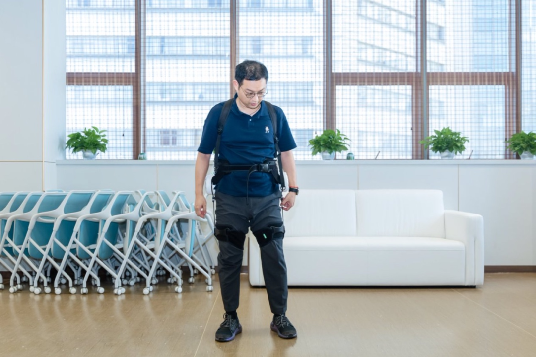 上海大学机电工程与自动化学院副教授盛博测试穿戴外骨骼进行测试