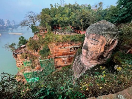 乐山大佛又双叒叕脸花了：治水提出30年，为何没有做？