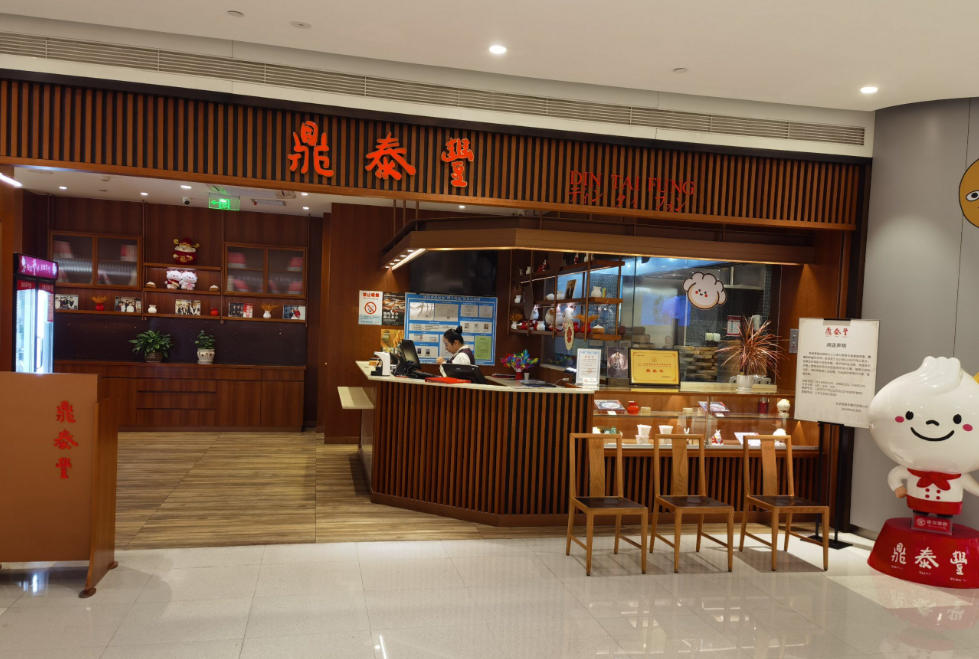 无人餐厅喜忧参半，要成还得看“暖科技”？